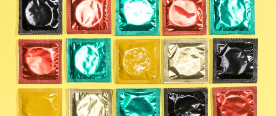 contraception masculine presevatifs rouge jaune vert noir